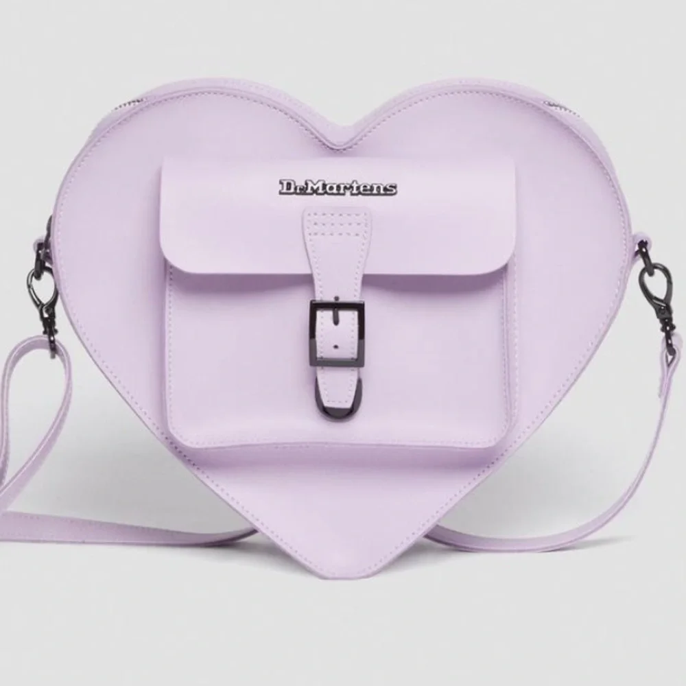 💜NWT Dr Martens Lilac Heart Shaped Leather Backpack 💜 - Picture 3 of 10